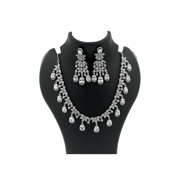 Diamond Necklace Set Unveils Timeless Elegance