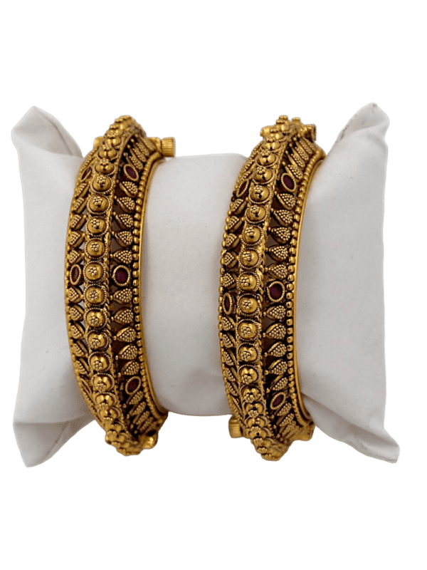 Timeless Elegance of Antique Jadhtar Bangle