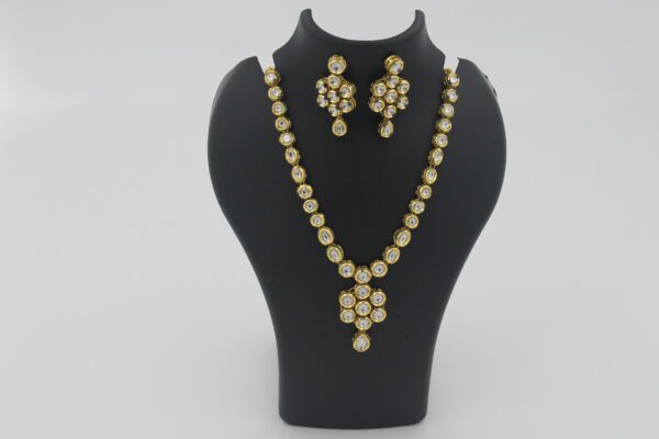 Elegant Kundan Necklace Set for Timeless Beauty
