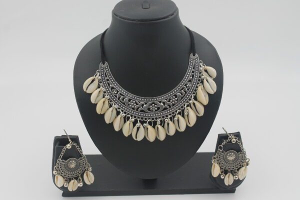 Choker Oxidized White Kaudi Necklace Set