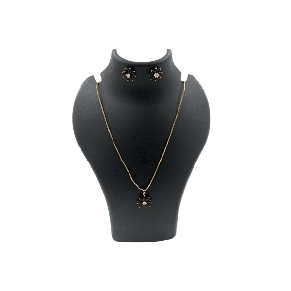 Floral Radiance: Black Stone Flower Pendant Set