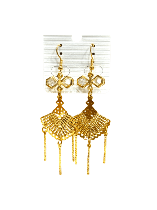 Radiant Gold Earrings: Modern Flair